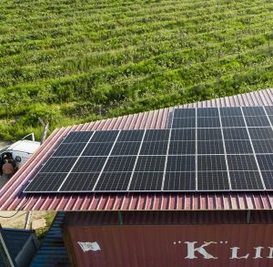 Instalação de Painéis Fotovoltaicos num telhado de um barracão de uma Plantação Agrícola